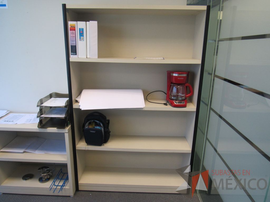 Lote 519 - Credenza con 4 entrepaños, escritorio para 1 persona y librero con 3 entrepaños - Imagen 2