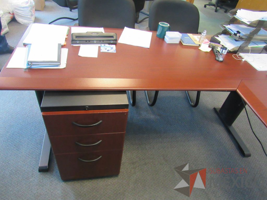 Lote 091 - Escritorio en escuadra,2 Gabinetes de 2 puertas, librero con 5 entrepaños y mesa redonda con cubierta color café