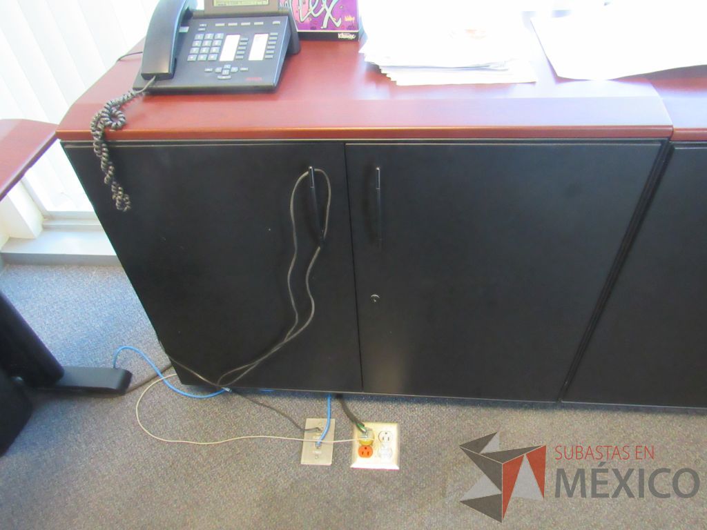Lote 091 - Escritorio en escuadra,2 Gabinetes de 2 puertas, librero con 5 entrepaños y mesa redonda con cubierta color café - Imagen 11