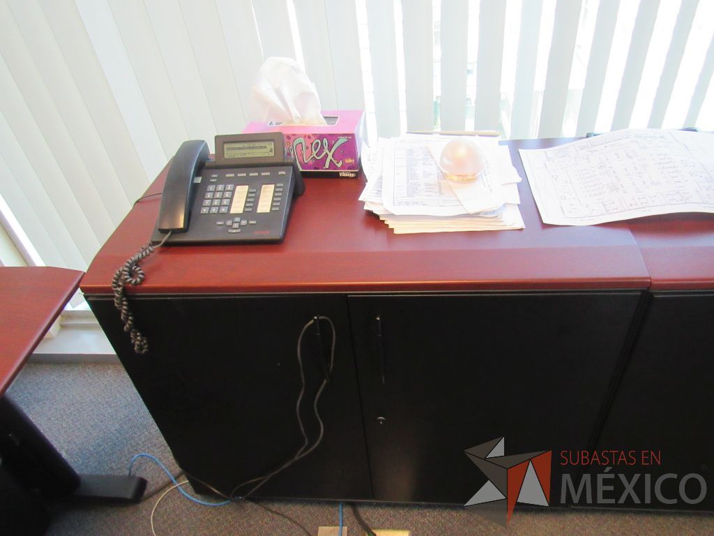 Lote 091 - Escritorio en escuadra,2 Gabinetes de 2 puertas, librero con 5 entrepaños y mesa redonda con cubierta color café - Imagen 12