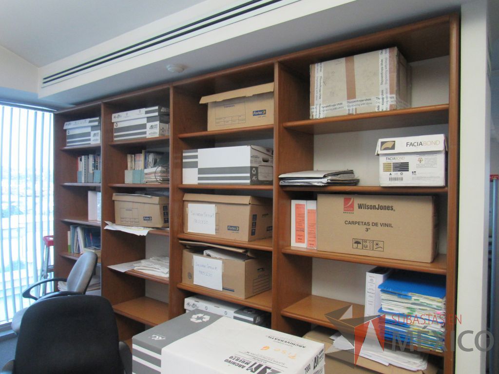 Lote 535 - 3 Sillas operativas con ruedas y librero de madera con 24 entrepaños - Imagen 9