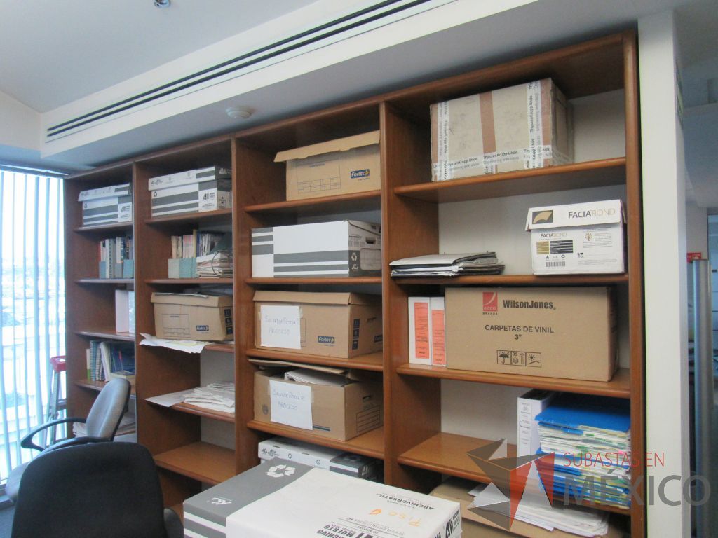 Lote 535 - 3 Sillas operativas con ruedas y librero de madera con 24 entrepaños - Imagen 13