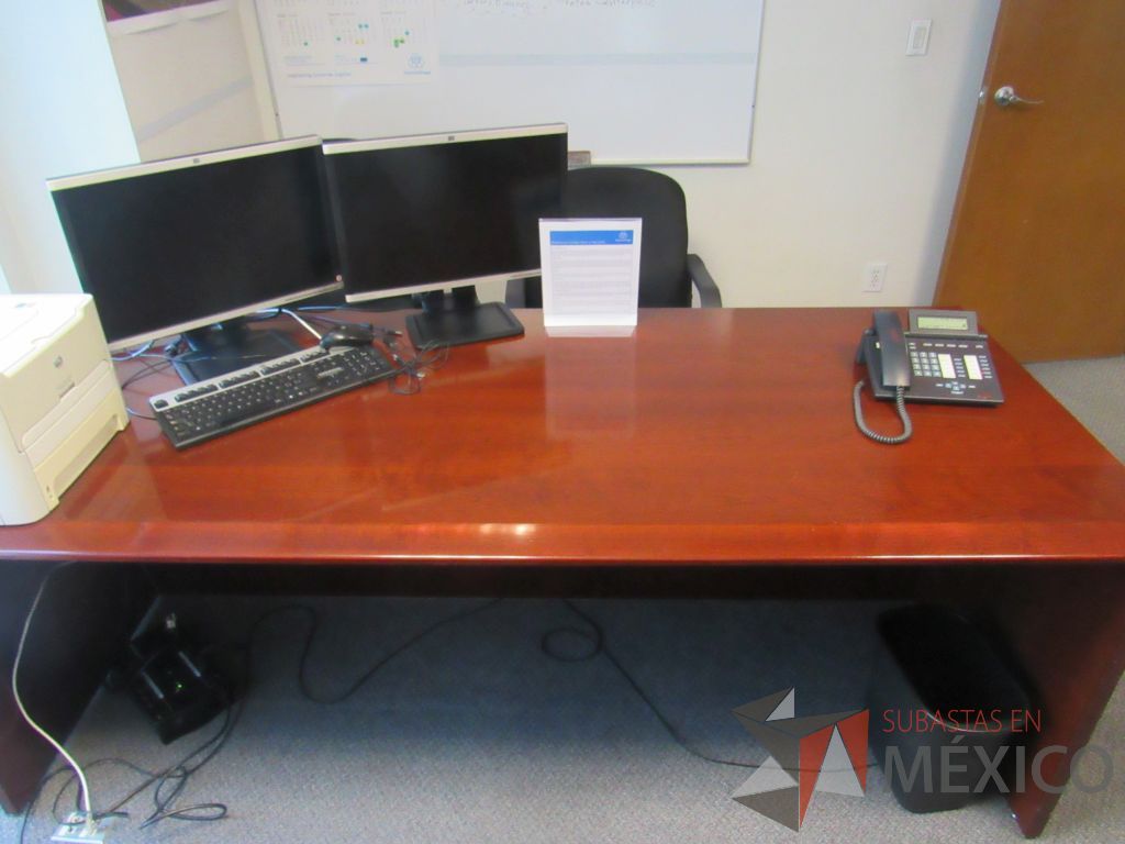Lote 099 - Credenza con 10 cajones, escritorio para 1 persona, gabinete alto de 2 puertas y mesa de sala de juntas para 6 personas