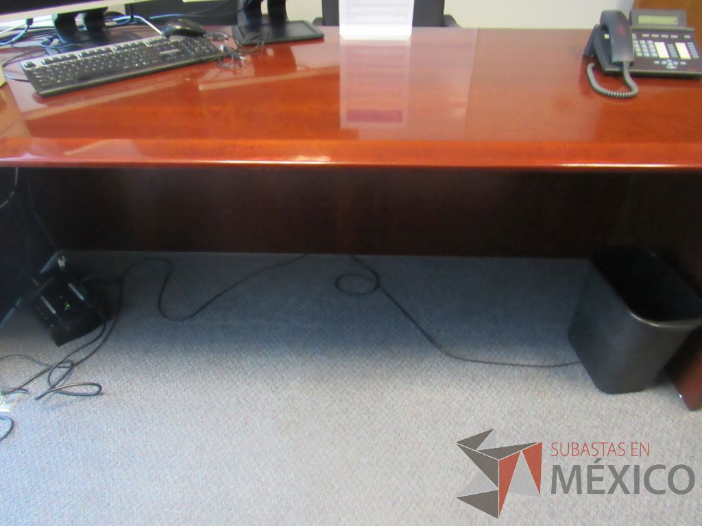 Lote 099 - Credenza con 10 cajones, escritorio para 1 persona, gabinete alto de 2 puertas y mesa de sala de juntas para 6 personas - Imagen 2