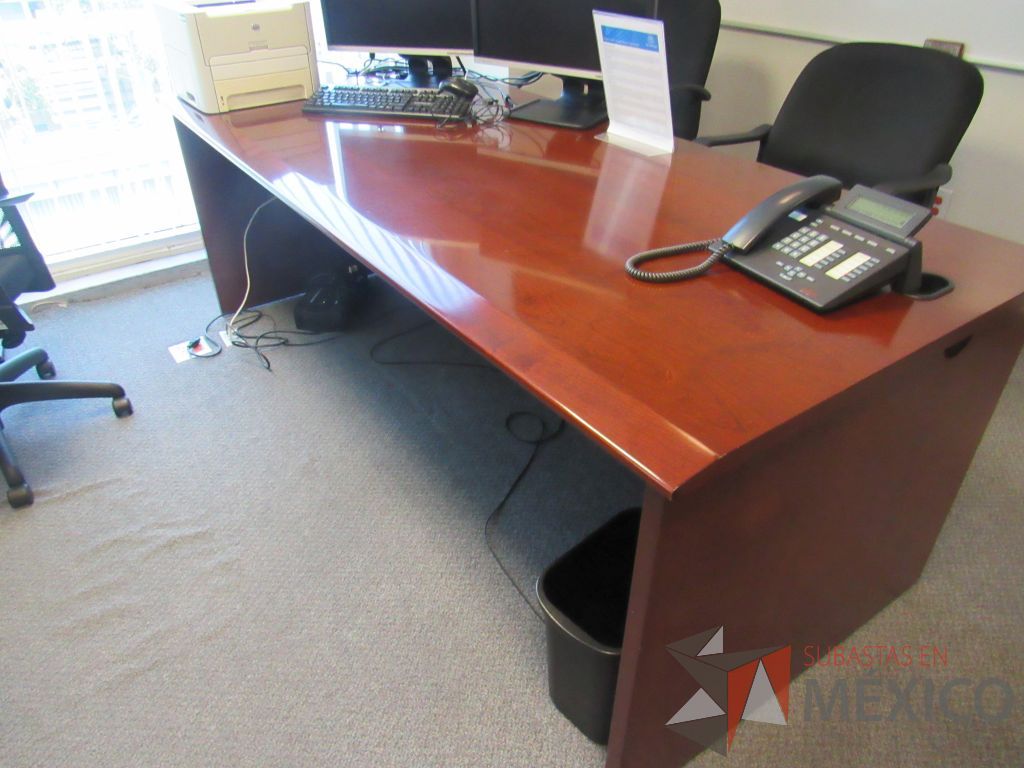 Lote 099 - Credenza con 10 cajones, escritorio para 1 persona, gabinete alto de 2 puertas y mesa de sala de juntas para 6 personas - Imagen 3