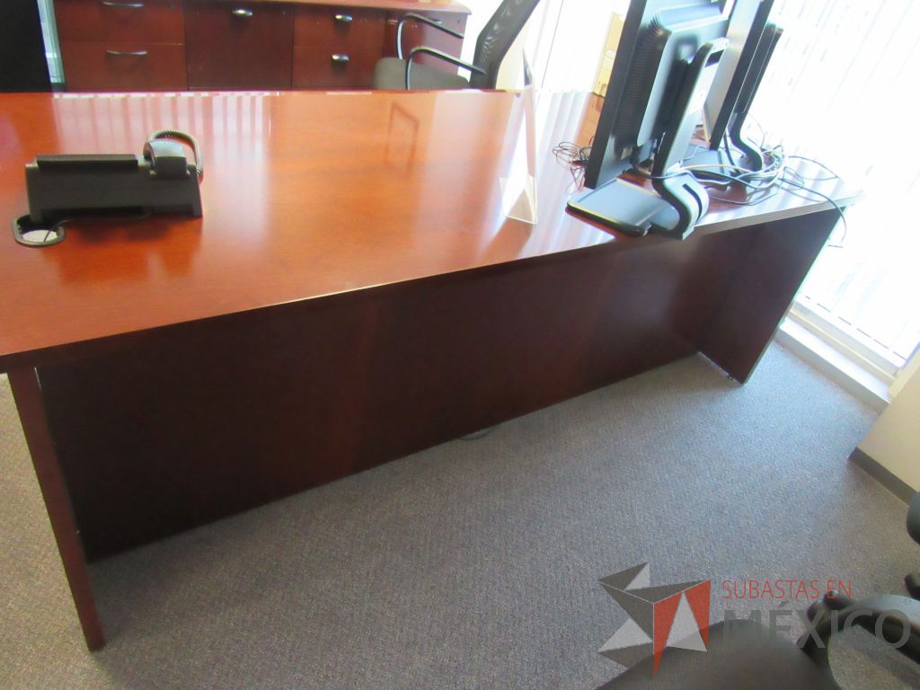 Lote 099 - Credenza con 10 cajones, escritorio para 1 persona, gabinete alto de 2 puertas y mesa de sala de juntas para 6 personas - Imagen 15