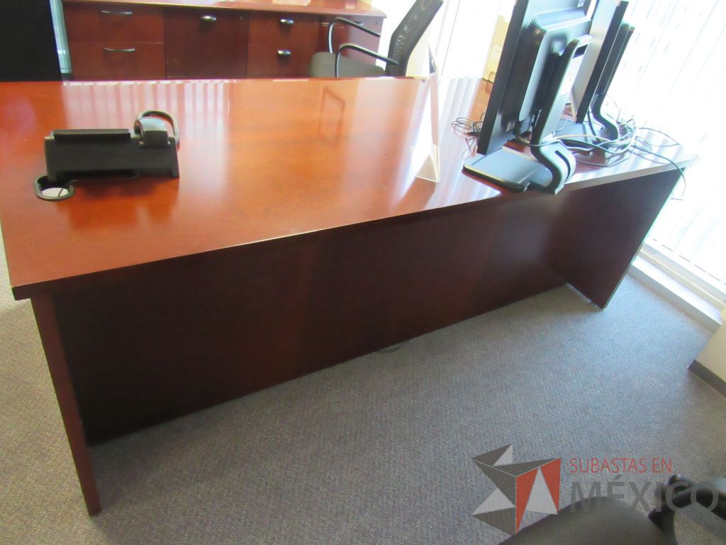 Lote 099 - Credenza con 10 cajones, escritorio para 1 persona, gabinete alto de 2 puertas y mesa de sala de juntas para 6 personas - Imagen 4