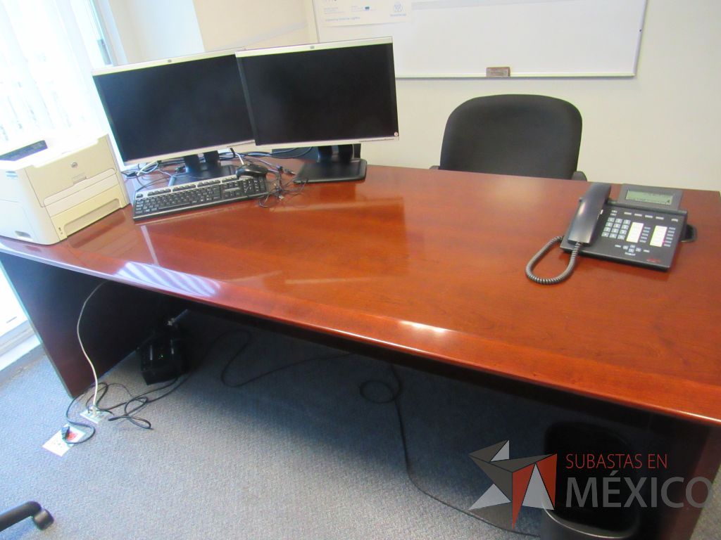 Lote 099 - Credenza con 10 cajones, escritorio para 1 persona, gabinete alto de 2 puertas y mesa de sala de juntas para 6 personas - Imagen 7
