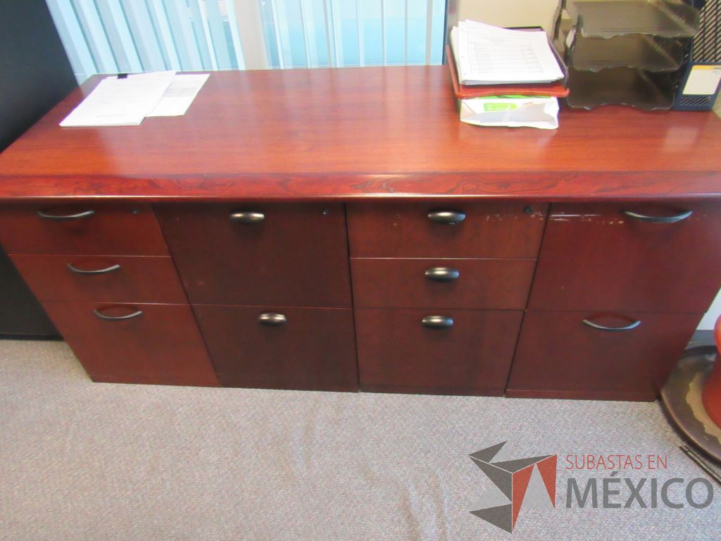 Lote 099 - Credenza con 10 cajones, escritorio para 1 persona, gabinete alto de 2 puertas y mesa de sala de juntas para 6 personas - Imagen 8