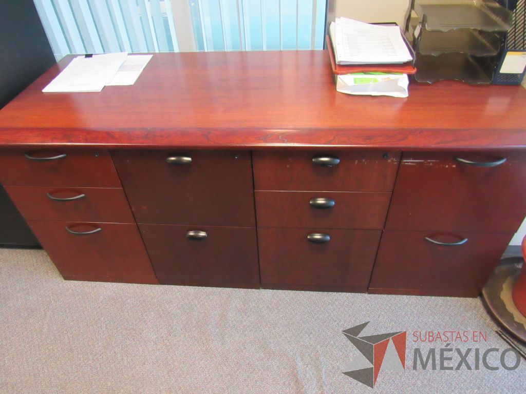 Lote 099 - Credenza con 10 cajones, escritorio para 1 persona, gabinete alto de 2 puertas y mesa de sala de juntas para 6 personas - Imagen 9