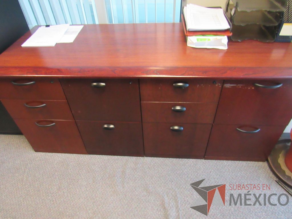 Lote 099 - Credenza con 10 cajones, escritorio para 1 persona, gabinete alto de 2 puertas y mesa de sala de juntas para 6 personas - Imagen 10