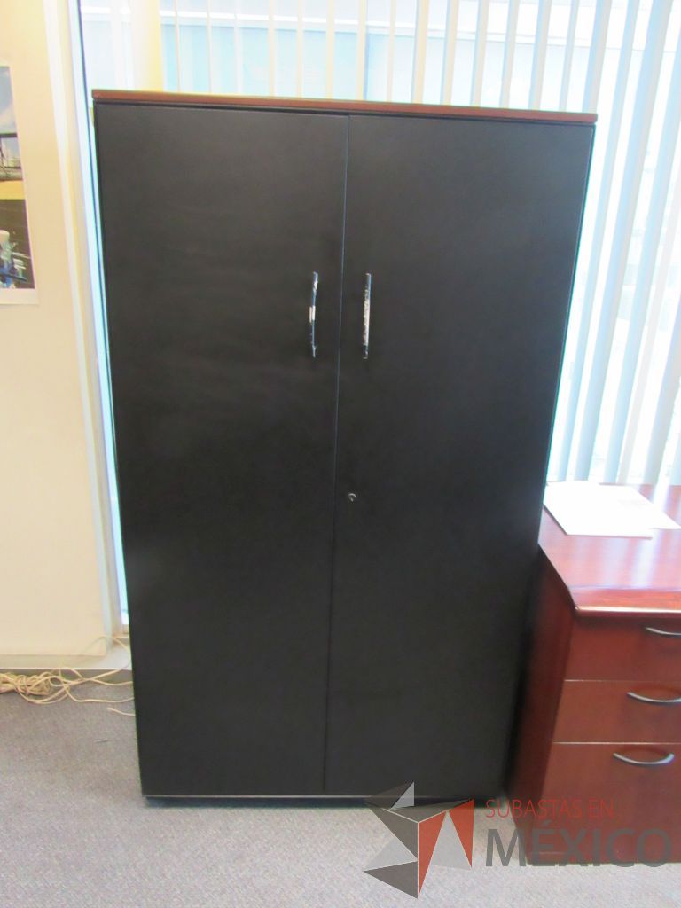 Lote 099 - Credenza con 10 cajones, escritorio para 1 persona, gabinete alto de 2 puertas y mesa de sala de juntas para 6 personas - Imagen 14