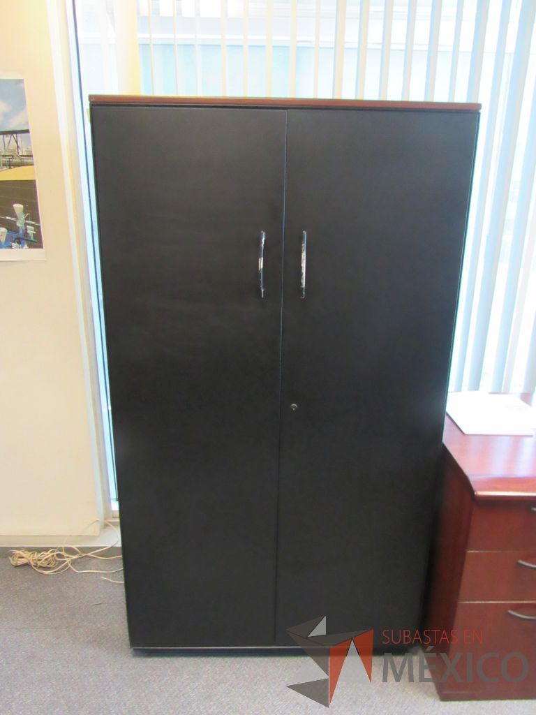Lote 099 - Credenza con 10 cajones, escritorio para 1 persona, gabinete alto de 2 puertas y mesa de sala de juntas para 6 personas - Imagen 11
