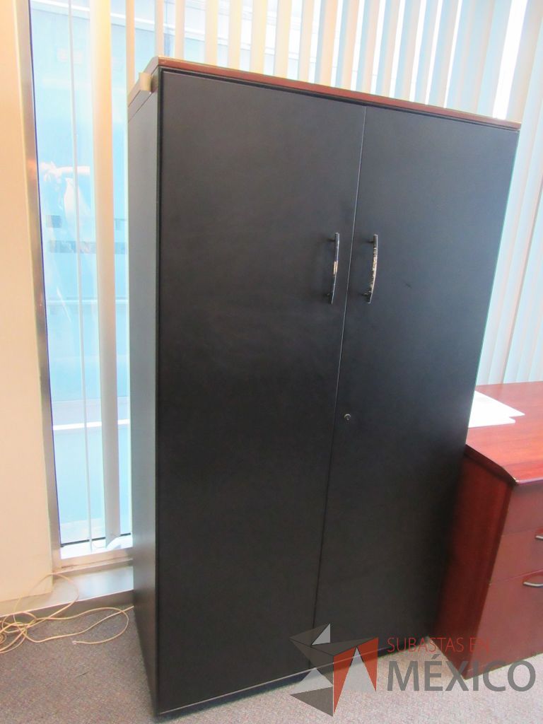 Lote 099 - Credenza con 10 cajones, escritorio para 1 persona, gabinete alto de 2 puertas y mesa de sala de juntas para 6 personas - Imagen 12