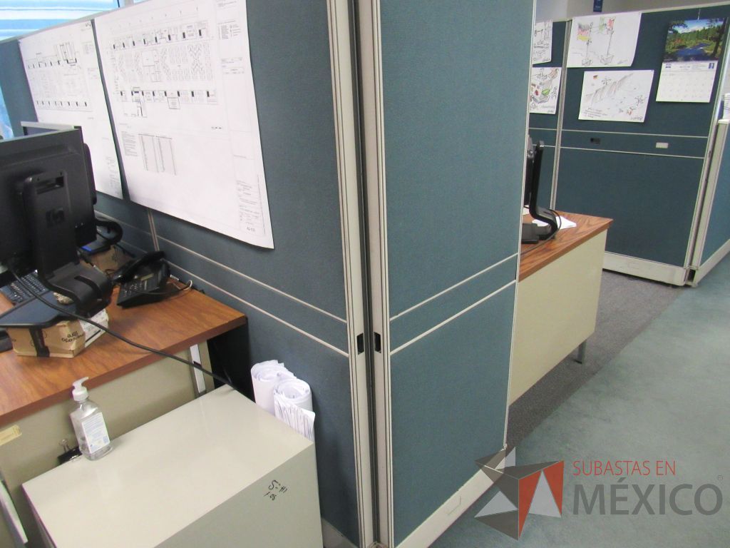Lote 101 - Estación de trabajo para 1 persona con mampara, con 1 escritorio en escuadra con cubierta color beige, 1 gaveta y 1 archivero de 2 gavetas - Imagen 6