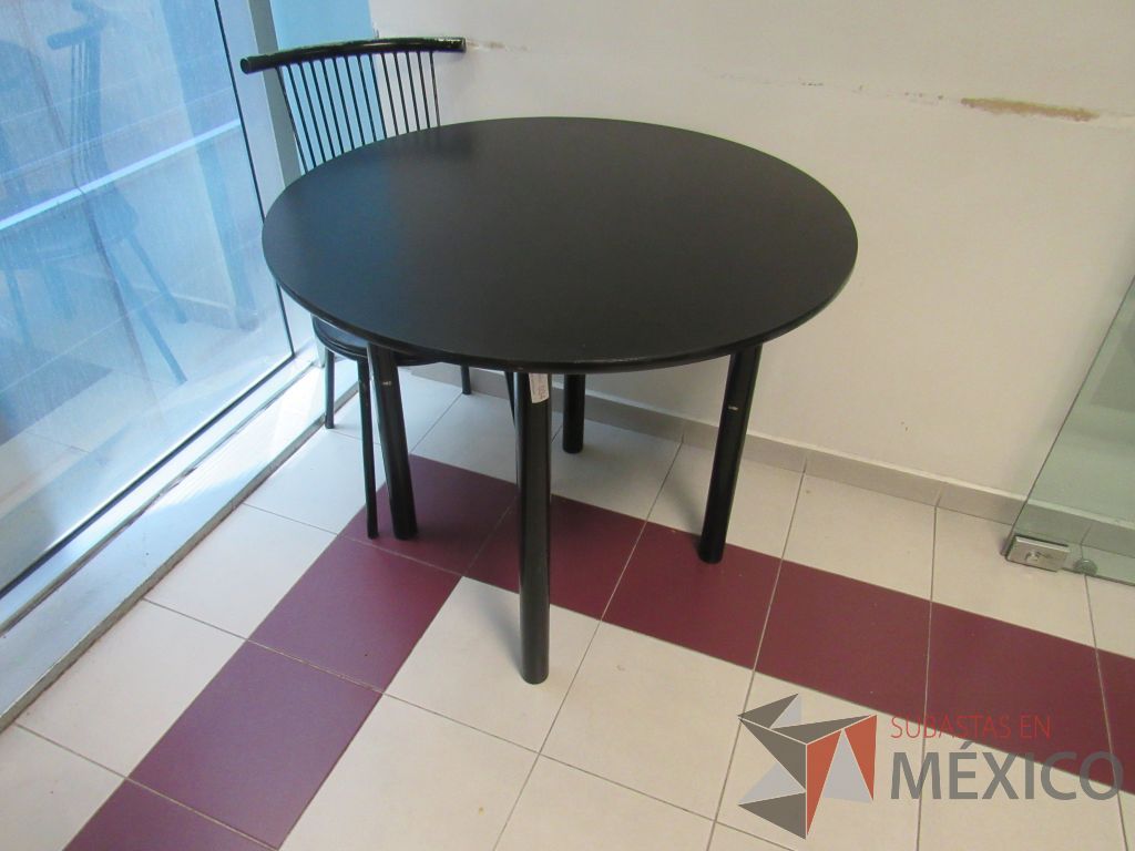 Lote 103 - 3 Mesas redondas con cubierta color negro y 4 sillas con base y respaldo en metal