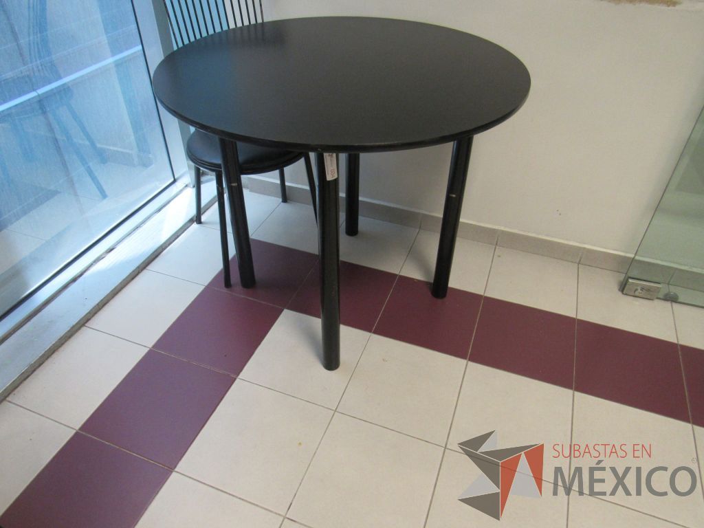 Lote 103 - 3 Mesas redondas con cubierta color negro y 4 sillas con base y respaldo en metal - Imagen 2