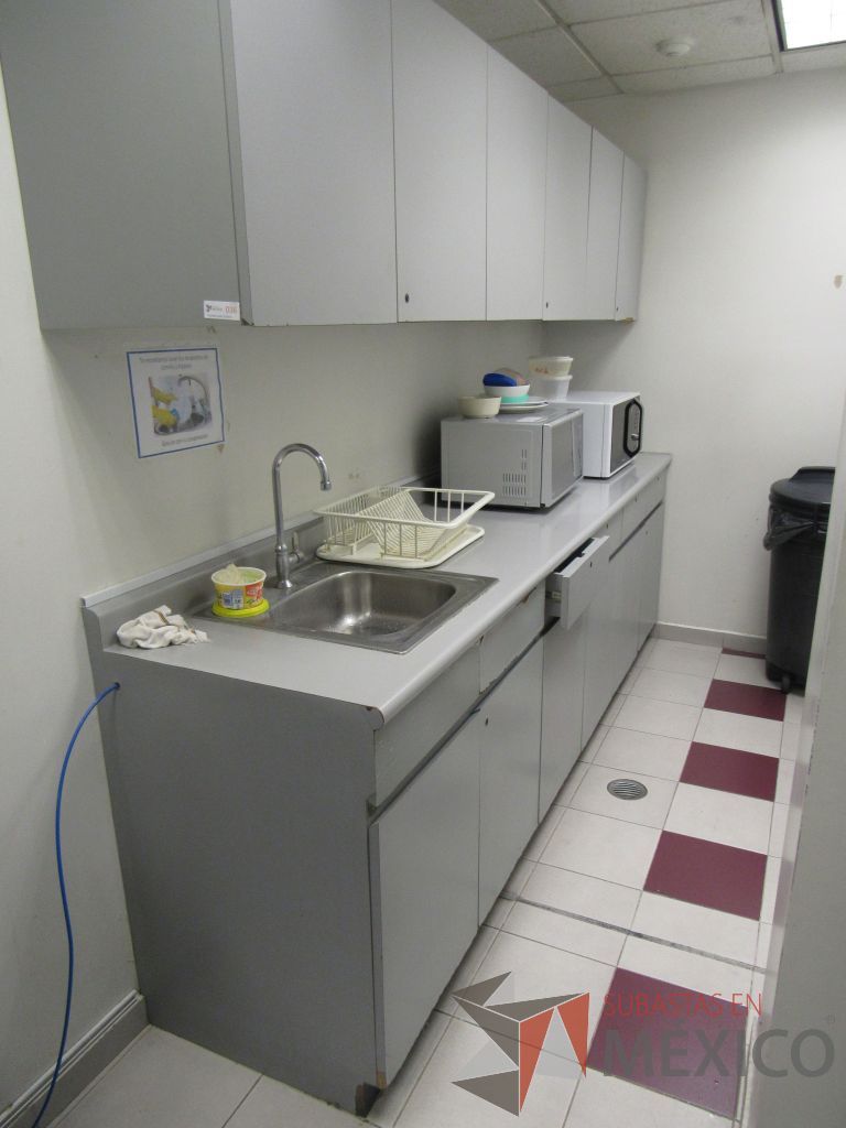 Lote 105 - Mueble de cocineta con tarja, con 6 puertas y 6 cajones - Imagen 3