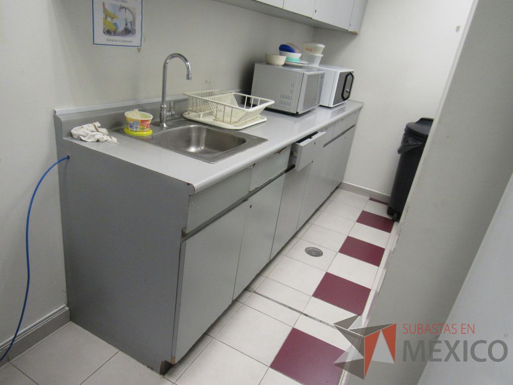Lote 105 - Mueble de cocineta con tarja, con 6 puertas y 6 cajones