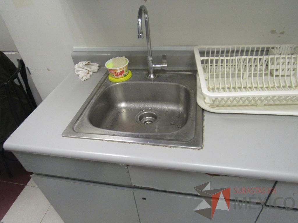 Lote 105 - Mueble de cocineta con tarja, con 6 puertas y 6 cajones - Imagen 5