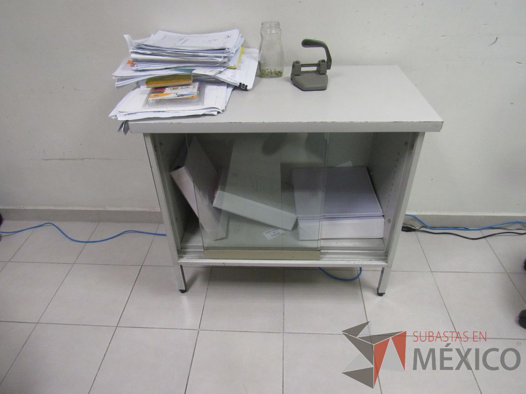 Lote 472 - 1 Mesa para impresora con cubierta color blanco , base de metal con 1 entrepaño - Imagen 2