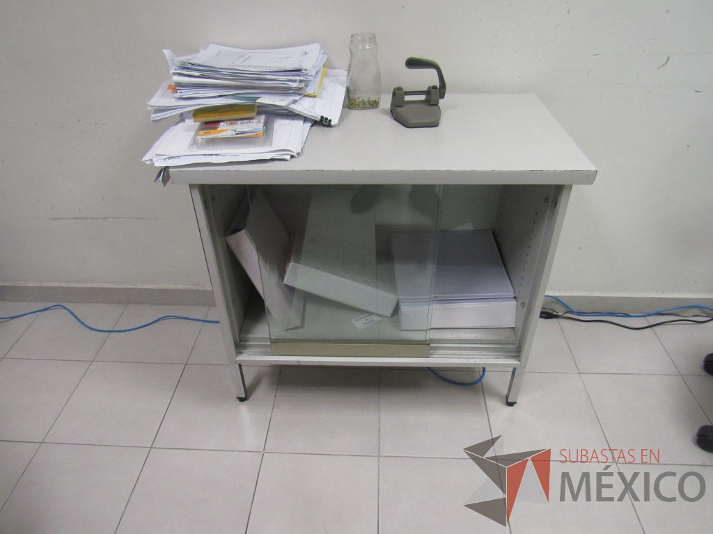 Lote 472 - 1 Mesa para impresora con cubierta color blanco , base de metal con 1 entrepaño - Imagen 3