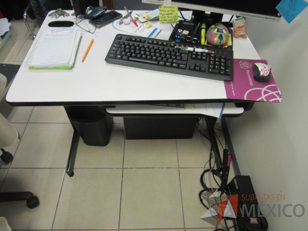 Lote 540 - Archivero vertical de 3 cajones, escritorio para 1 persona con cubierta, 2 sillas y librero de madera - Imagen 6