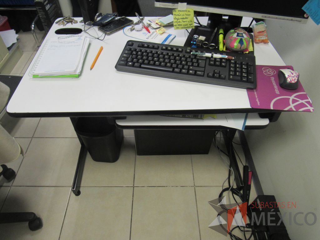 Lote 540 - Archivero vertical de 3 cajones, escritorio para 1 persona con cubierta, 2 sillas y librero de madera