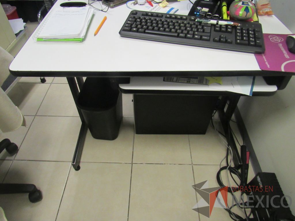 Lote 540 - Archivero vertical de 3 cajones, escritorio para 1 persona con cubierta, 2 sillas y librero de madera - Imagen 7