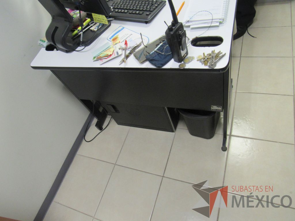 Lote 540 - Archivero vertical de 3 cajones, escritorio para 1 persona con cubierta, 2 sillas y librero de madera - Imagen 8