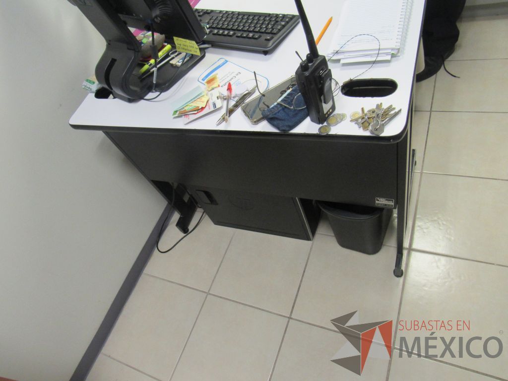 Lote 540 - Archivero vertical de 3 cajones, escritorio para 1 persona con cubierta, 2 sillas y librero de madera - Imagen 10