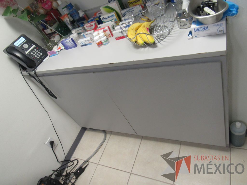 Lote 540 - Archivero vertical de 3 cajones, escritorio para 1 persona con cubierta, 2 sillas y librero de madera - Imagen 3
