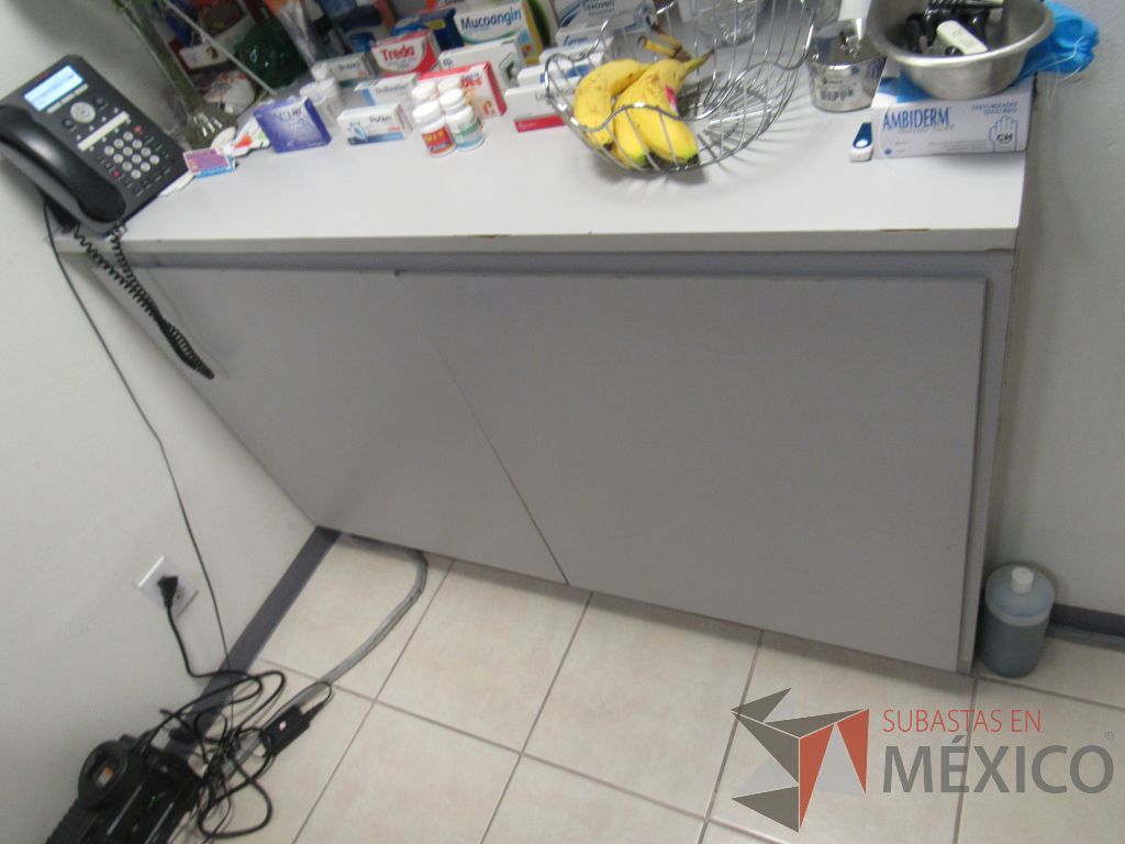 Lote 540 - Archivero vertical de 3 cajones, escritorio para 1 persona con cubierta, 2 sillas y librero de madera - Imagen 4