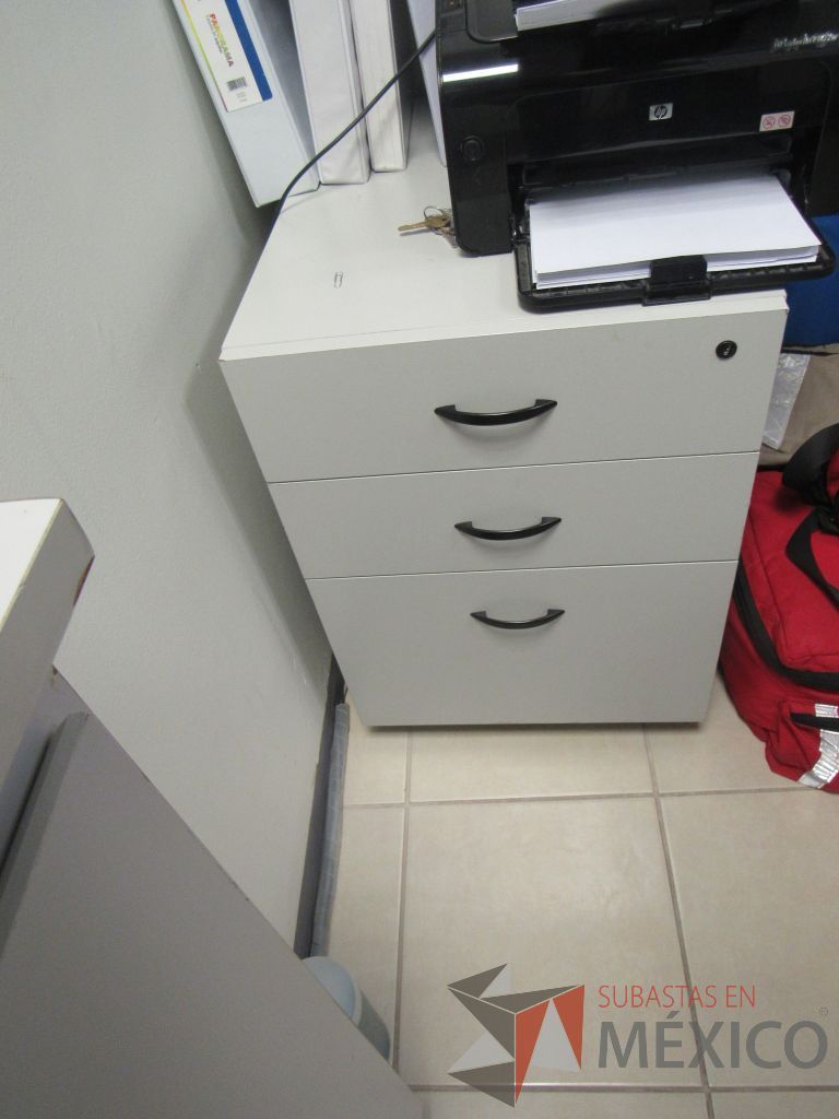 Lote 540 - Archivero vertical de 3 cajones, escritorio para 1 persona con cubierta, 2 sillas y librero de madera - Imagen 2