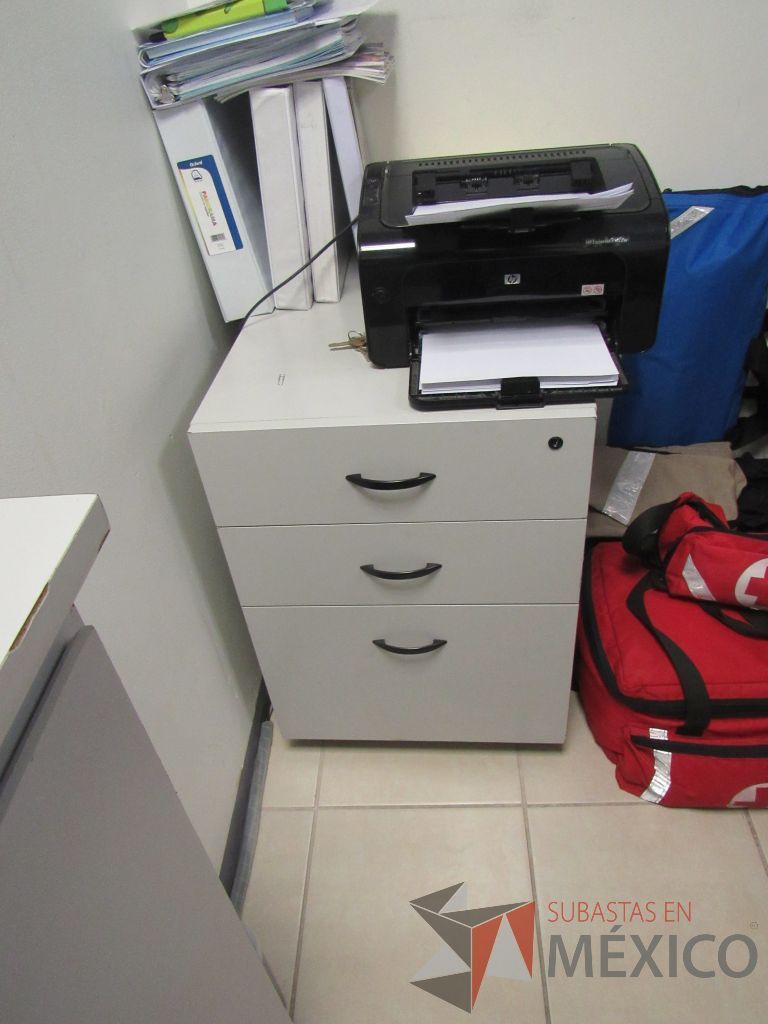 Lote 540 - Archivero vertical de 3 cajones, escritorio para 1 persona con cubierta, 2 sillas y librero de madera - Imagen 9