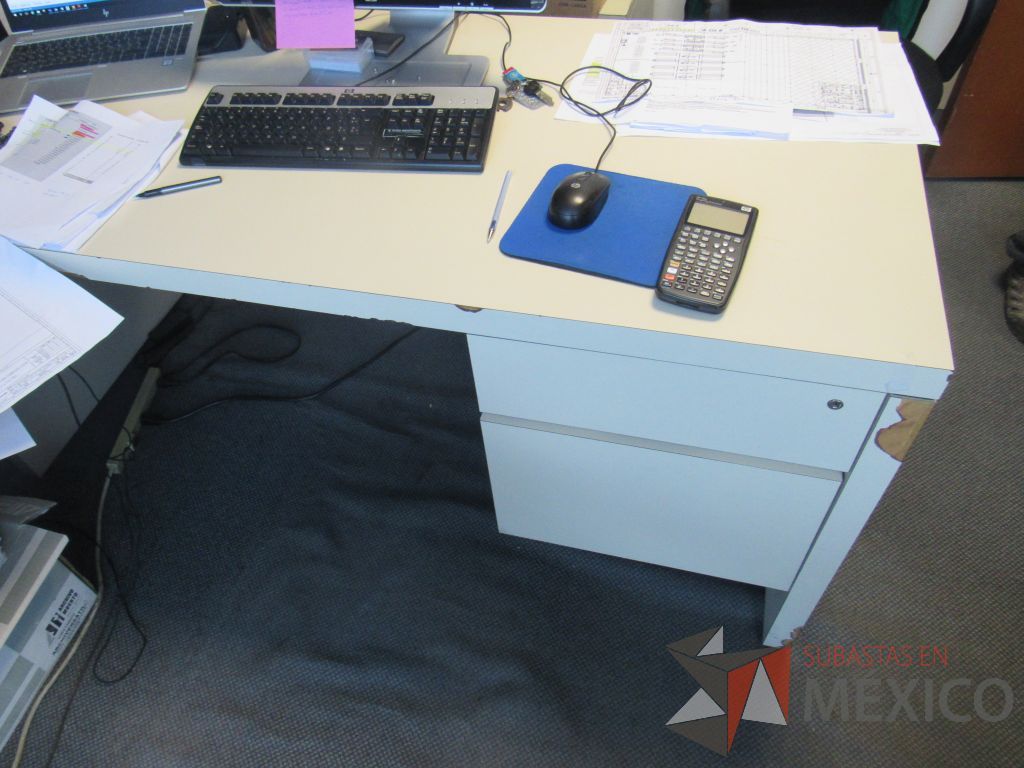 Lote 542 - Escritorio en escuadra para 1 persona con cubierta color beige, con 1 archivero de 2 gavetas