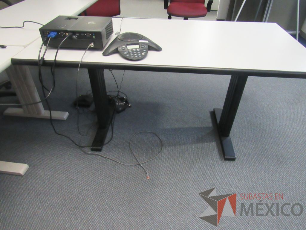 Lote 553 - 1 Mesa de trabajo con cubierta color blanco, con base de metal color negro