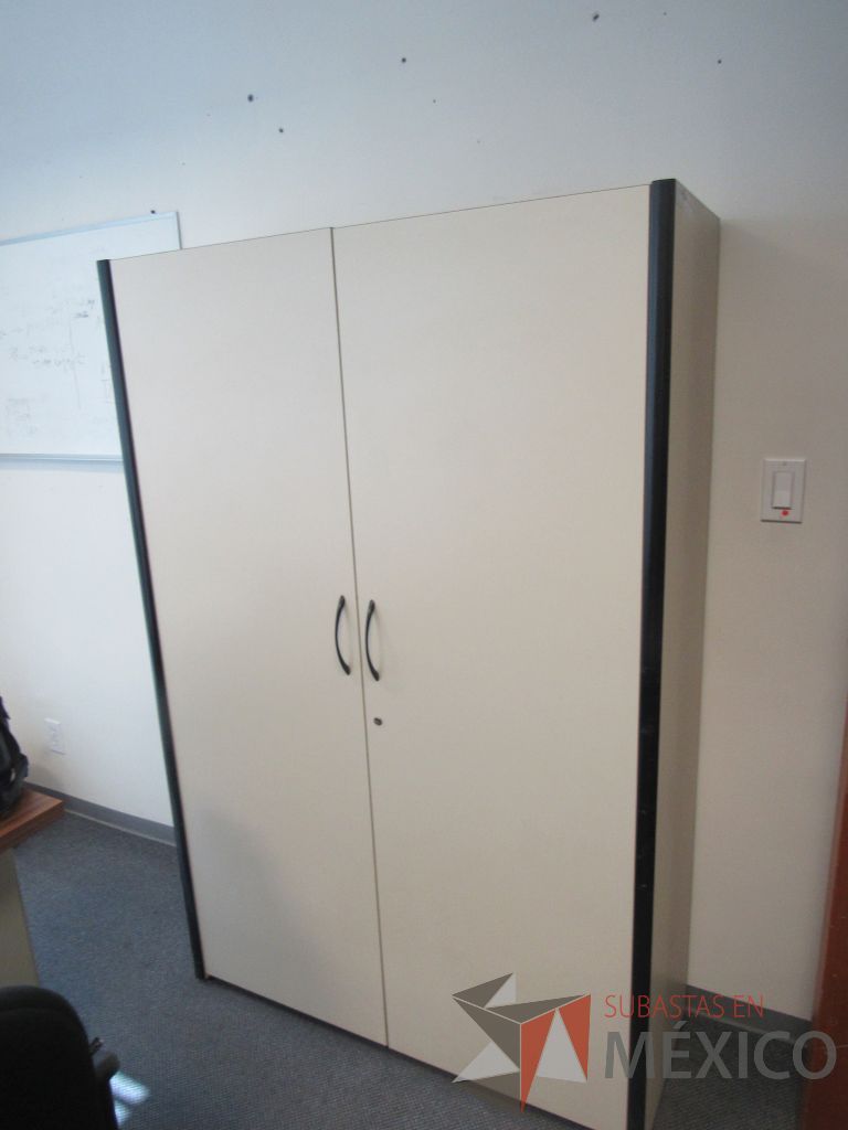 Lote 150 - Escritorio para 1 persona con cubierta, gabinete de 2 puertas y librero con 6 entrepaños - Imagen 2
