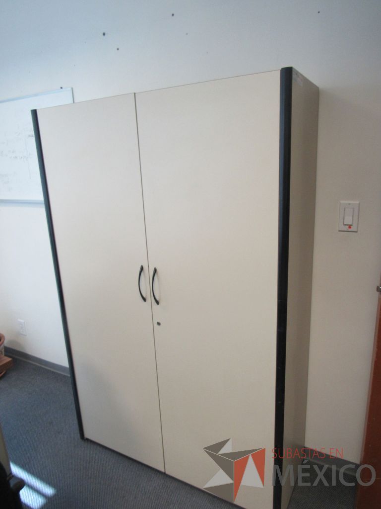 Lote 150 - Escritorio para 1 persona con cubierta, gabinete de 2 puertas y librero con 6 entrepaños - Imagen 8