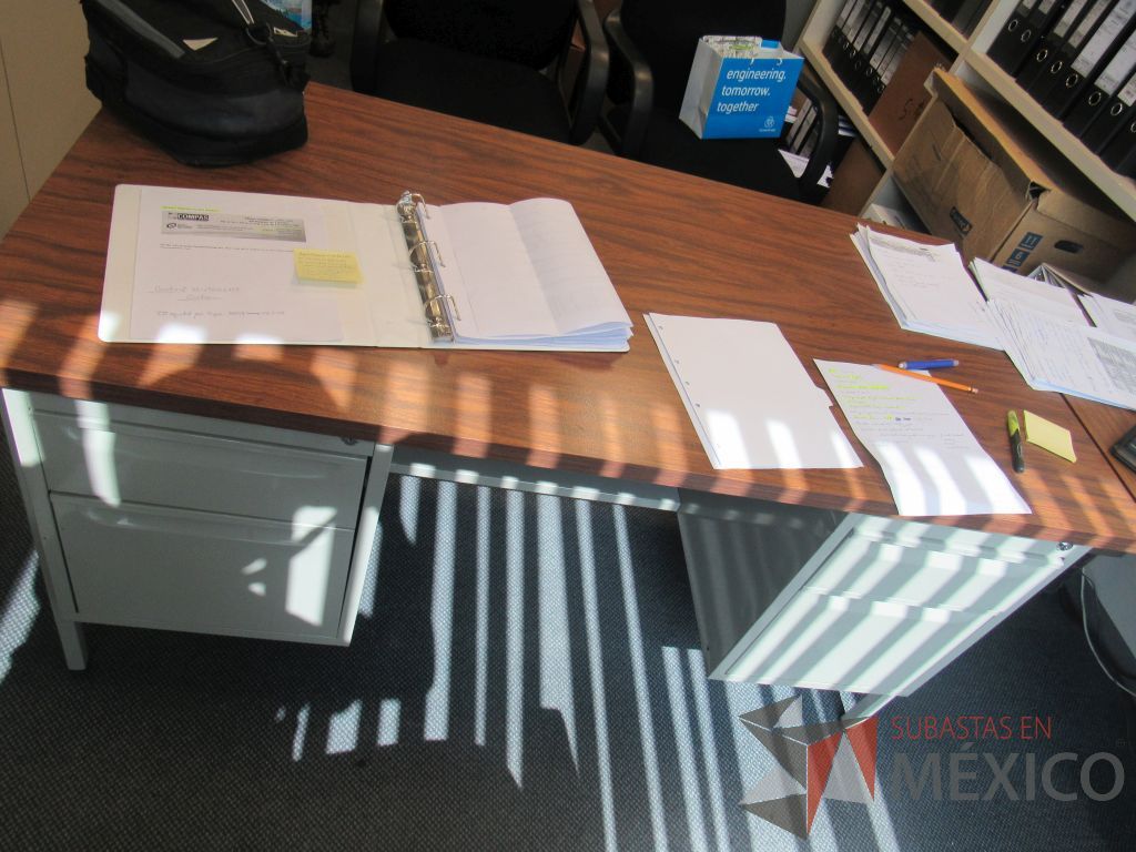 Lote 150 - Escritorio para 1 persona con cubierta, gabinete de 2 puertas y librero con 6 entrepaños - Imagen 4