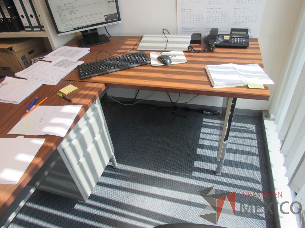 Lote 150 - Escritorio para 1 persona con cubierta, gabinete de 2 puertas y librero con 6 entrepaños - Imagen 5