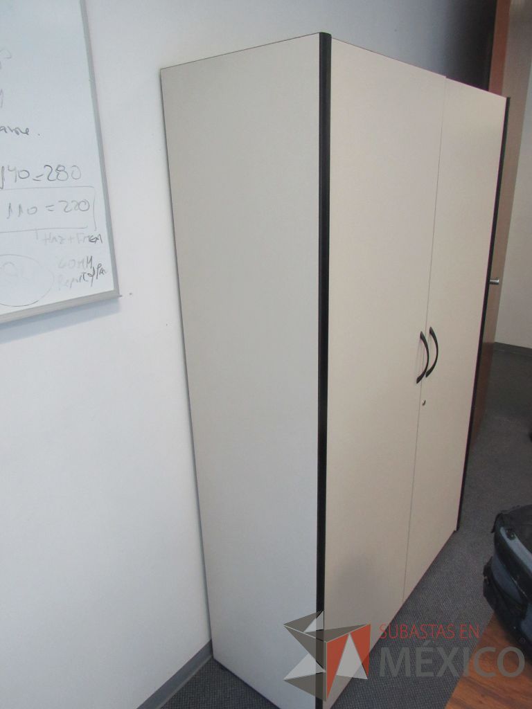 Lote 150 - Escritorio para 1 persona con cubierta, gabinete de 2 puertas y librero con 6 entrepaños - Imagen 7