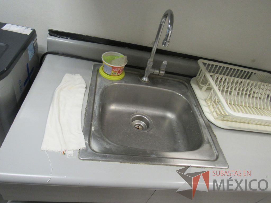 Lote 156 - Mueble de cocineta con tarja, con 6 puertas y 6 cajones - Imagen 4