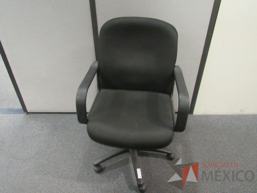 Lote 575 - 5 Sillas operativas con ruedas,con descansabrazos fijo,con asiento y respaldo en tela color negro