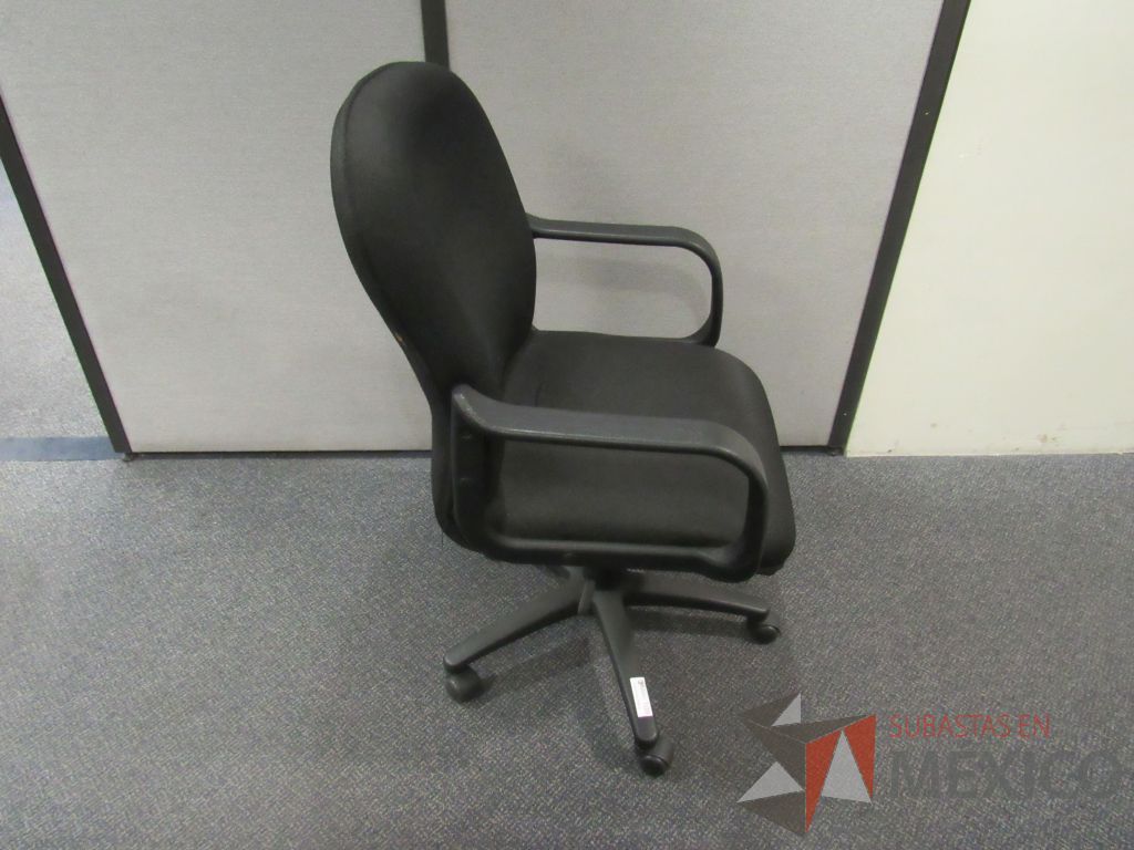 Lote 576 - 5 Sillas operativas con ruedas,con descansabrazos fijo,con asiento y respaldo en tela color negro - Imagen 3