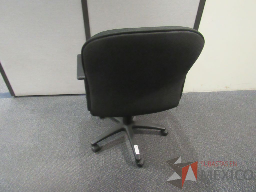 Lote 575 - 5 Sillas operativas con ruedas,con descansabrazos fijo,con asiento y respaldo en tela color negro - Imagen 3