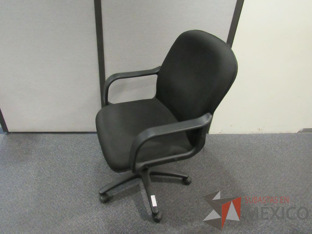 Lote 575 - 5 Sillas operativas con ruedas,con descansabrazos fijo,con asiento y respaldo en tela color negro - Imagen 4