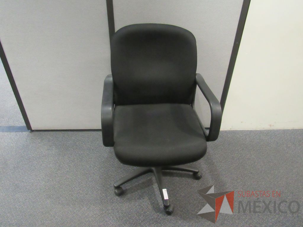 Lote 576 - 5 Sillas operativas con ruedas,con descansabrazos fijo,con asiento y respaldo en tela color negro - Imagen 6
