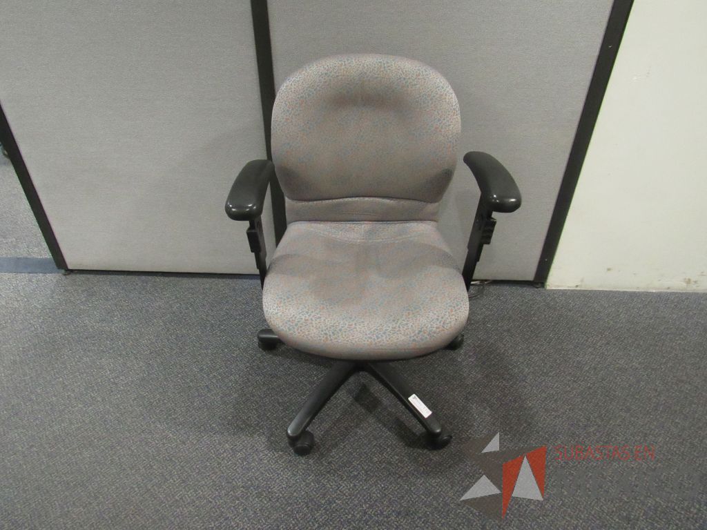 Lote 573 - 12 Silla operativas con ruedas, con descansabrazos fijos, con asiento y respaldo en tela color gris con estampado