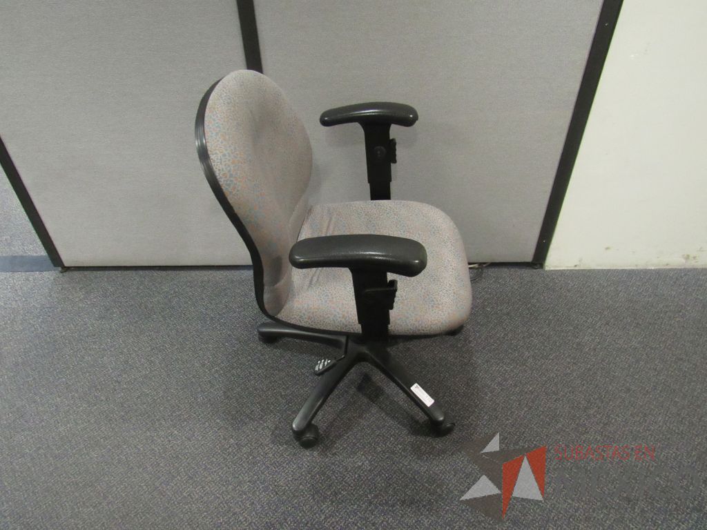 Lote 573 - 12 Silla operativas con ruedas, con descansabrazos fijos, con asiento y respaldo en tela color gris con estampado - Imagen 2